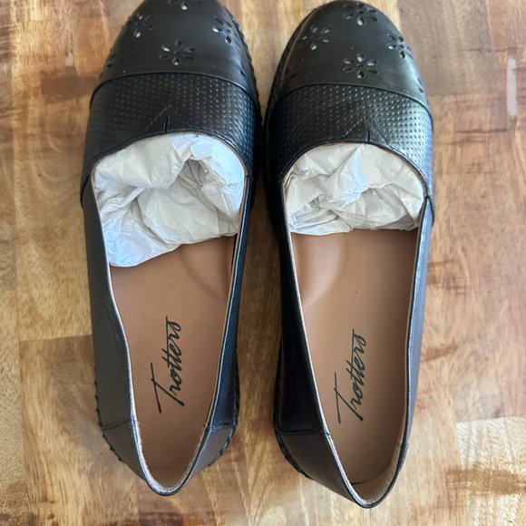 Trotters Ruby Perf Loafers - Brand New in box - Picture 2 of 7